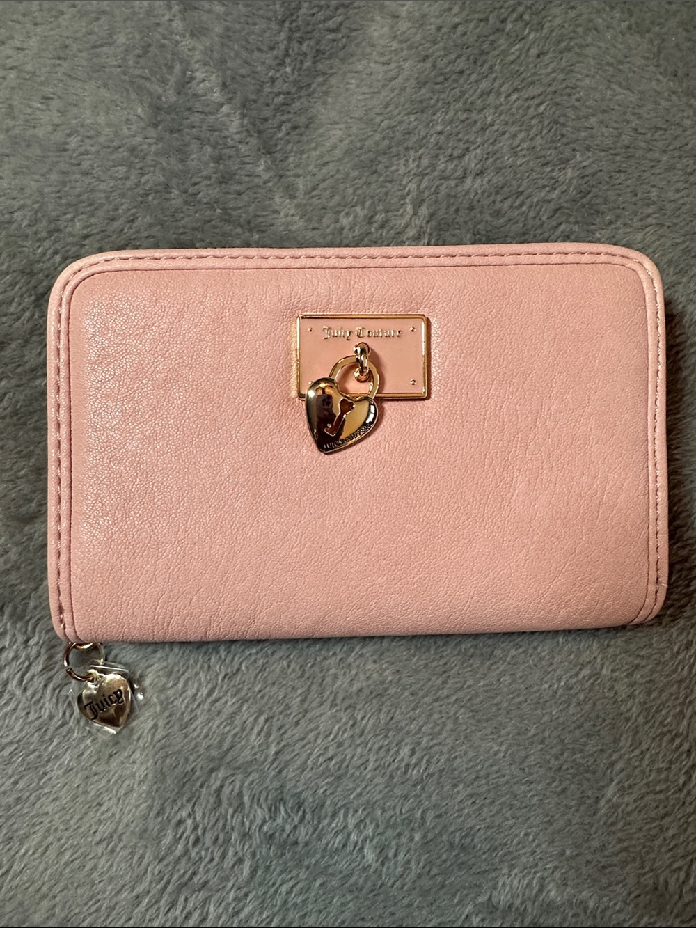 NWOT Juicy Couture Blush Pink Heart Charm Zip-Around Wallet 🌸